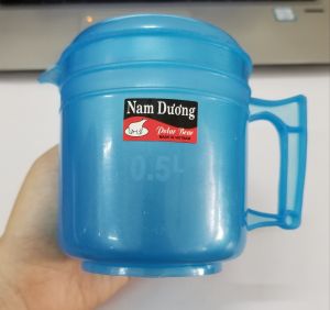 Ca múc nước nhựa tròn có miệng rót 0.5 Lít
